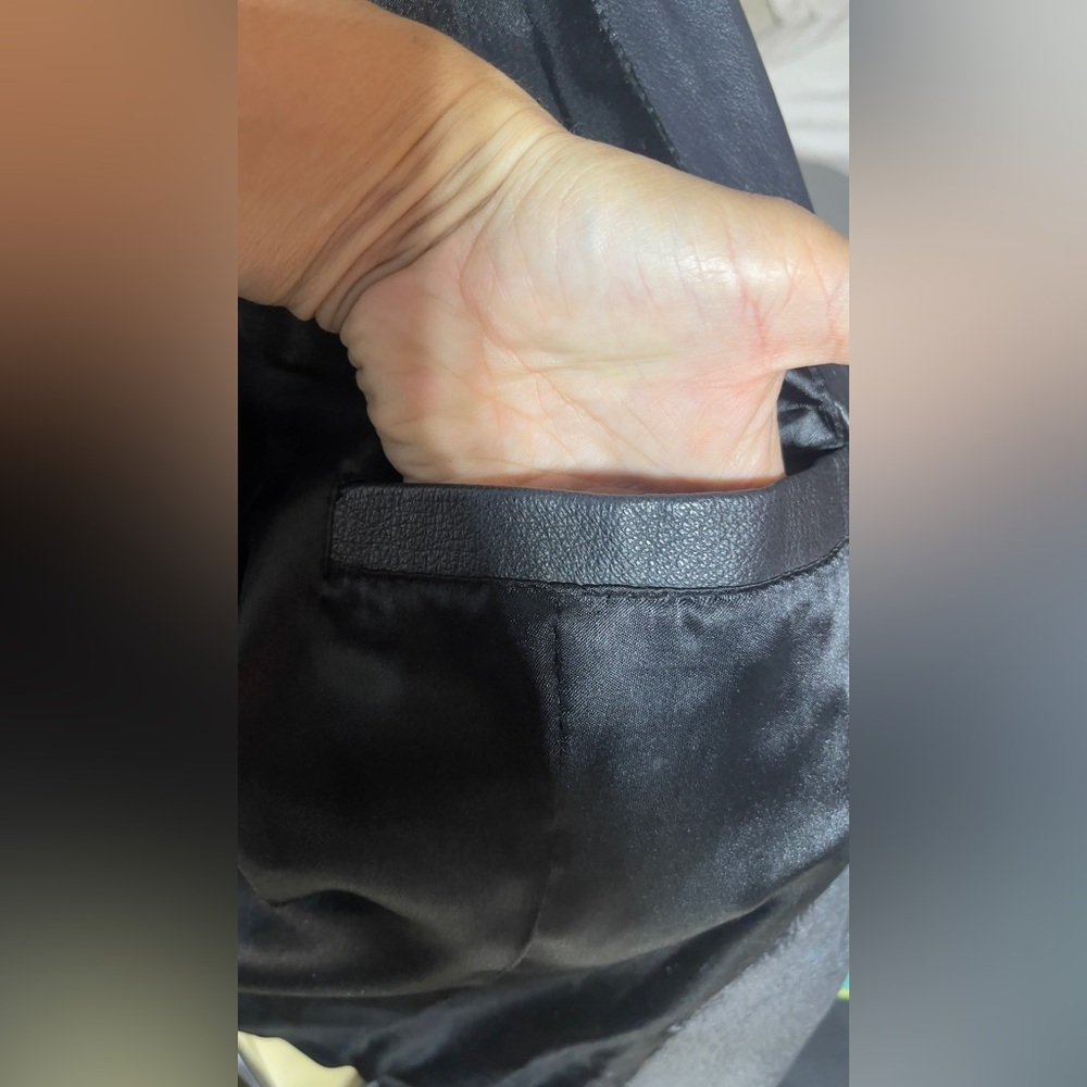 Vintage Elegant Black 💯 Leather Blazer for Women - Picture 5 of 11
